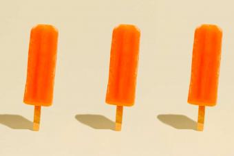 https://cf.ltkcdn.net/cocktails/images/slide/305807-850x566-screwdriver-ice-pop.jpg