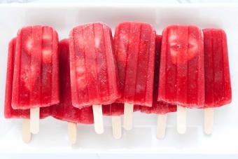 https://cf.ltkcdn.net/cocktails/images/slide/305808-850x566-strawberry-daiquiri-ice-pop.jpg