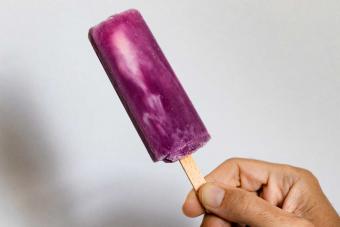 https://cf.ltkcdn.net/cocktails/images/slide/305809-850x566-boozy-grape-ice-pop.jpg