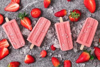 https://cf.ltkcdn.net/cocktails/images/slide/305811-850x566-strawberry-shortcake-ice-pop.jpg