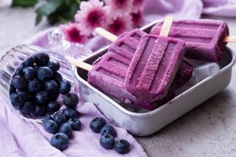 https://cf.ltkcdn.net/cocktails/images/slide/305817-850x567-blueberry-margarita-ice-pop.jpg