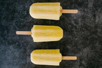 https://cf.ltkcdn.net/cocktails/images/slide/305821-850x566-lemon-drop-ice-pop.jpg