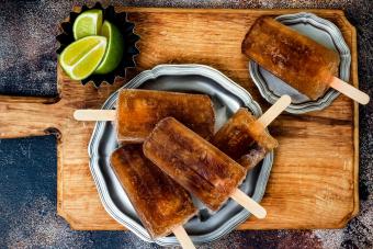 https://cf.ltkcdn.net/cocktails/images/slide/305823-850x566-cuba-libre-ice-pop.jpg