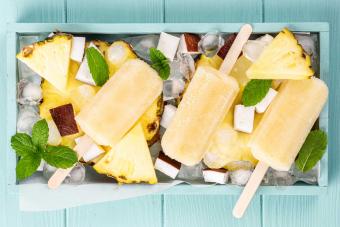 https://cf.ltkcdn.net/cocktails/images/slide/305824-850x566-pina-colada-ice-pop.jpg