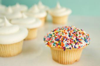 https://cf.ltkcdn.net/party/images/slide/335830-850x567-sprinkle-cupcakes-sb10065491k-001.jpg