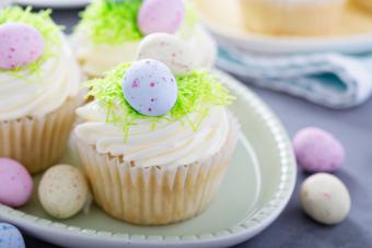 https://cf.ltkcdn.net/party/images/slide/335841-850x567-easter-cupcake-1468546619.jpg