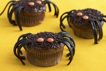 https://cf.ltkcdn.net/party/images/slide/335844-850x567-licorice-spiders-746029233.jpg