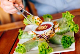 https://cf.ltkcdn.net/cooking/images/slide/336074-850x567-eat-spring-roll-1178354372.jpg