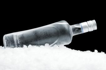 https://cf.ltkcdn.net/cocktails/images/slide/338987-850x565-ice-vodka-505956411.jpg