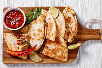 https://cf.ltkcdn.net/food-drink/meal-ideas/images/slide/343068-850x567-chicken-quesadilla-1427479430.jpg