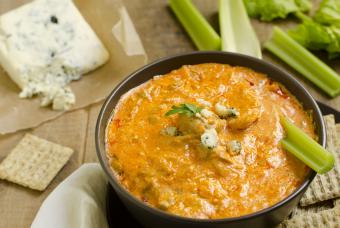 https://cf.ltkcdn.net/food-drink/meal-ideas/images/slide/343069-850x569-buffalo-chicken-dip-184132335.jpg