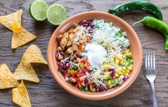 https://cf.ltkcdn.net/food-drink/meal-ideas/images/slide/343076-850x546-burrito-bowl-1455551499.jpg