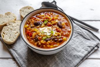 https://cf.ltkcdn.net/food-drink/meal-ideas/images/slide/343078-850x567-chicken-chili-1316423047.jpg