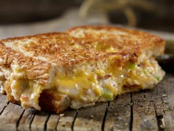 https://cf.ltkcdn.net/food-drink/meal-ideas/images/slide/343080-850x638-chicken-grilled-cheese-1218614102.jpg