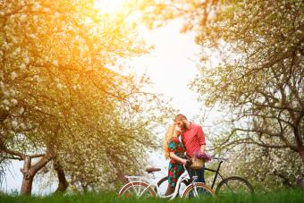 10 Spring Engagement Photo Ideas to Show Your Love in Bloom