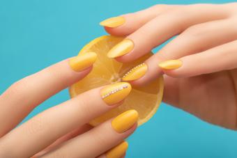 https://cf.ltkcdn.net/www/images/slide/357035-850x567-female-hands-yellow-nail-manicure-nails-1912055383.jpg