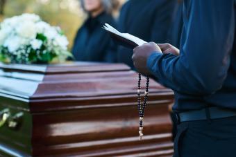 How to Write a Funeral Resolutions + 2 Handy Templates