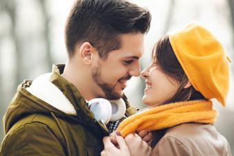 https://cf.ltkcdn.net/www/images/slide/358389-850x567-couple-enjoying-fall-in-the-park-561310924.jpg