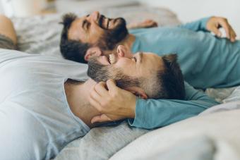 https://cf.ltkcdn.net/www/images/slide/358396-850x567-Happy-gay-couple-lying-down-on-the-bed-2016066080.jpg