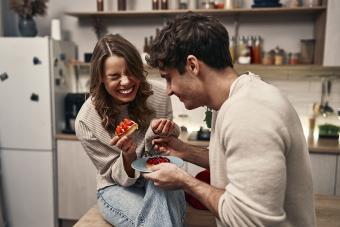 https://cf.ltkcdn.net/www/images/slide/358402-850x567-Young-couple-in-love-eating-cakes-2409568257.jpg