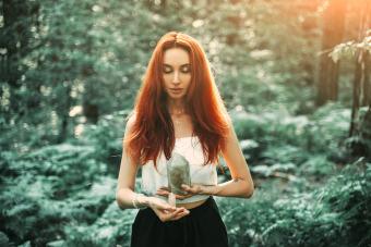 https://cf.ltkcdn.net/www/images/slide/358431-850x567-woman-holding-magic-crystal-pink-quartz-2000508059.jpg