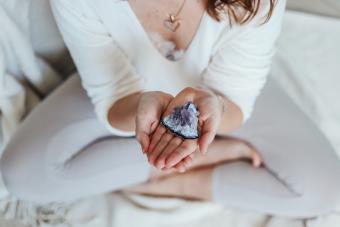 https://cf.ltkcdn.net/www/images/slide/358432-850x566-woman-meditating-with-crystal-quartz-in-her-hand-989302759.jpg