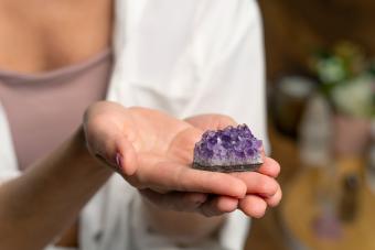 https://cf.ltkcdn.net/www/images/slide/358436-850x567-amethyst-crystal-Crystal-healing--spirituality-2375126501.jpg