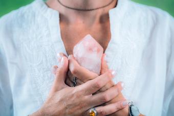 https://cf.ltkcdn.net/www/images/slide/358438-850x567-Hands-holding-a-rose-quartz-crystal-meditating-2200660147.jpg