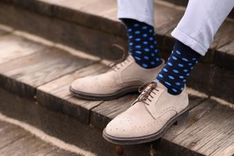 https://cf.ltkcdn.net/www/images/slide/358448-850x567-men-elegant-shoes-with-blue-socks-636937705.jpg