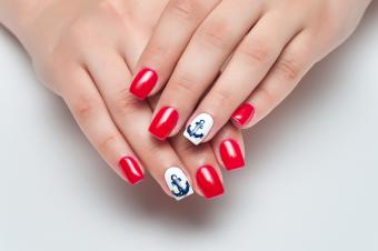 https://cf.ltkcdn.net/www/images/slide/358492-850x565-summer-red-manicure-with-painted-nails-anchor-491889700.jpg